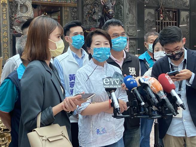 無黨籍台北市長參選人黃珊珊今下午前往文山區忠順廟參拜，會後受訪。（陳薏云攝）