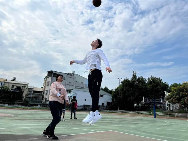 职篮人气王魏嘉豪，与姑姑蔡培慧斗牛打篮球。（蔡培慧服务处提供／廖志晃南投传真）