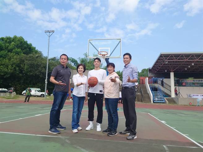 职篮人气王魏嘉豪（中），与姑姑蔡培慧（右二）等人斗牛打篮球