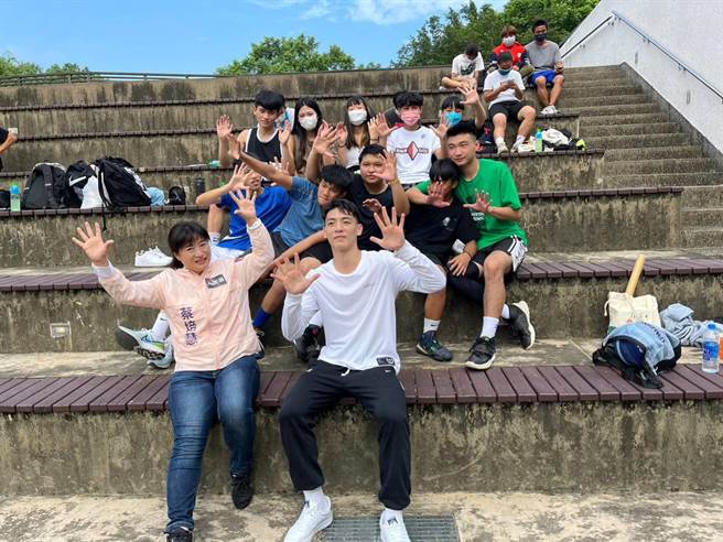 民进党南投县长参选人蔡培慧（左），重视体育，鼓励运动。（蔡培慧服务处提供／廖志晃南投传真）