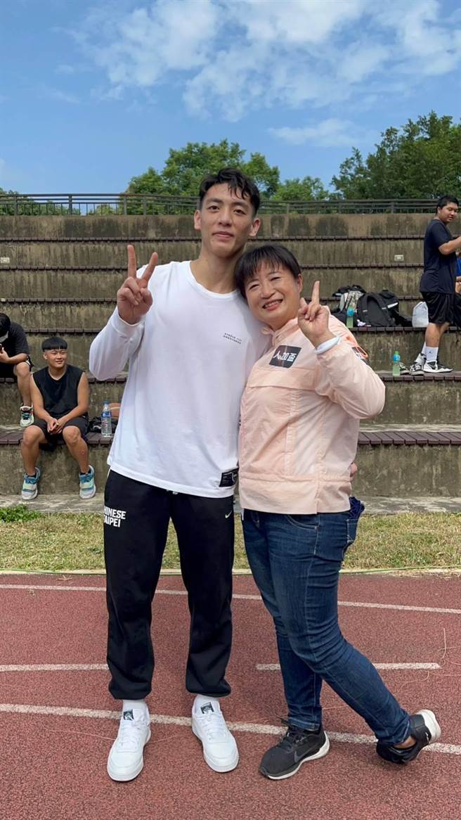 职篮人气王魏嘉豪（左），与姑姑蔡培慧情感深厚。（蔡培慧服务处提供／廖志晃南投传真）