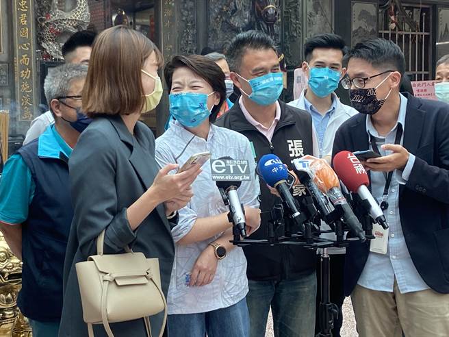 無黨籍台北市長參選人黃珊珊（左三）今下午前往文山區忠順廟參拜，現場談起深蹲笑開懷。（陳薏云攝）