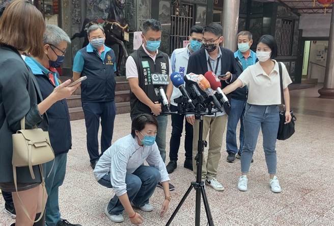 無黨籍台北市長參選人黃珊珊（中）現場示範深蹲。（陳薏云攝）