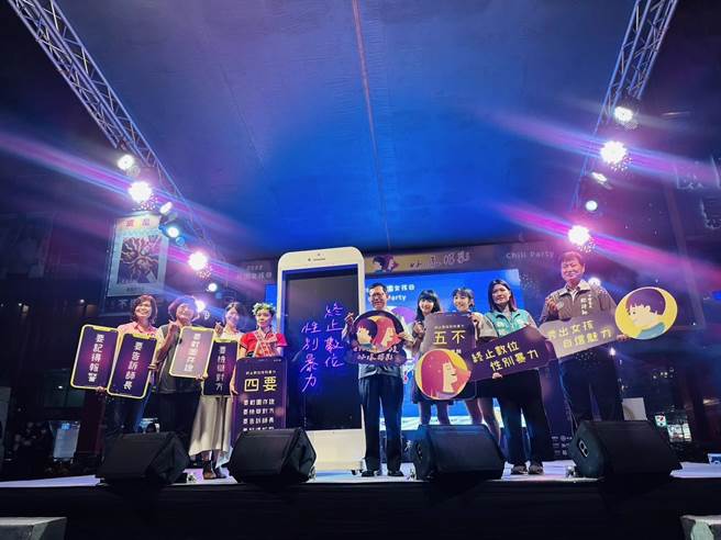 「2022桃园女孩日－eYoung女孩！好漾精彩」昨天在中坜银河广场举办，宣导五不四要防治数位性别暴力。（桃园市社会局提供）