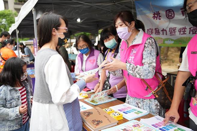 「2022桃园女孩日－eYoung女孩！好漾精彩」昨天在中坜银河广场举办，宣导五不四要防治数位性别暴力。（桃园市社会局提供）