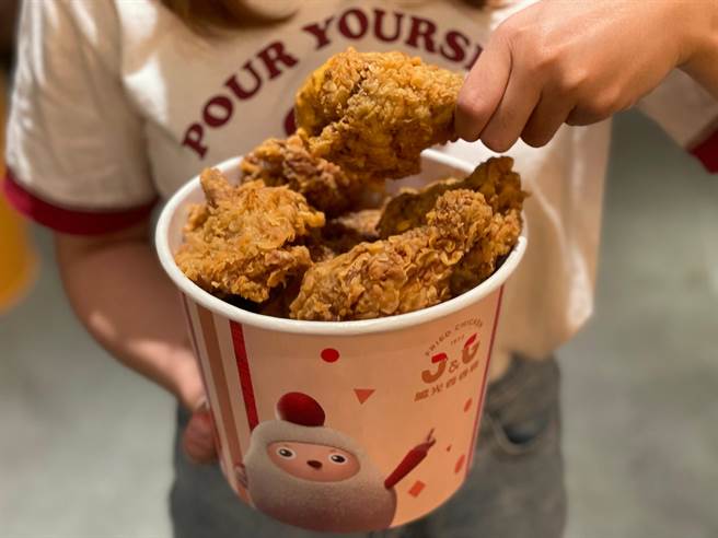 六塊咖哩炸雞桶來電預訂優惠價329元。（繼光香香雞提供）