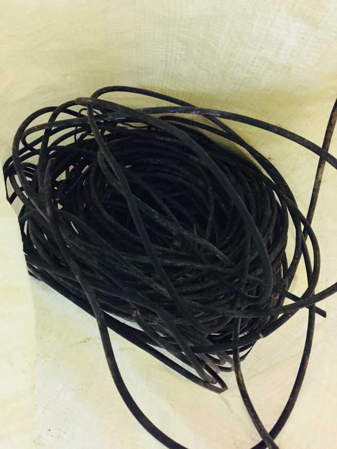 一名网友决定自己剥电线卖钱。（翻摄自爆怨公社脸书）