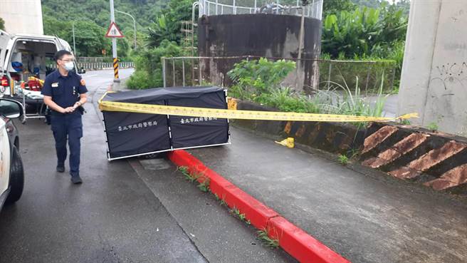 警方9日中午在木栅路5段发现一名男子自高处坠落死亡。（翻摄画面）