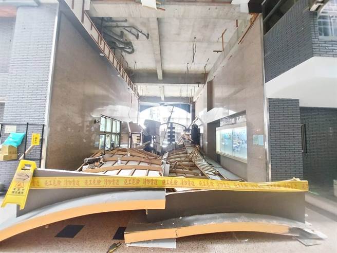 新北市新店区安民街一处社区中庭天花板崩落。（警方提供／李奇叡新北传真）