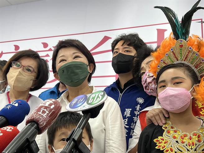 針對頻頻到外縣市輔選，國民黨爭取連任的台中市長盧秀燕(中)強調，她過去受到很多同志幫忙，現在只是盡己之力幫志同道合的人。(林欣儀攝)