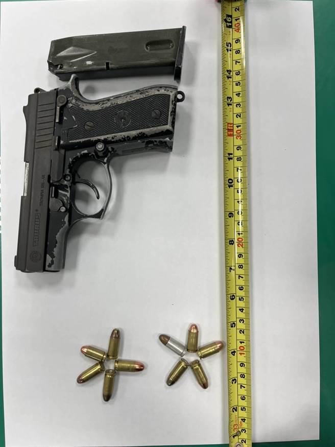 桃园市朱姓男子与1人争风吃醋，日前在桃园市桃园区谈判时，朱男父亲拿出枪枝恐吓挥舞，警方在其车上起出枪枝，依法送办。(翻摄照片)