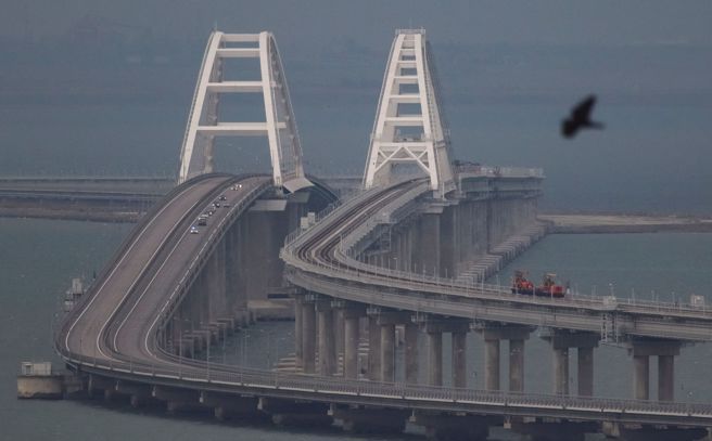 横跨克赤海峡的克里米亚大桥（Crimean Bridge）昨日发生爆炸。（图／路透社）
