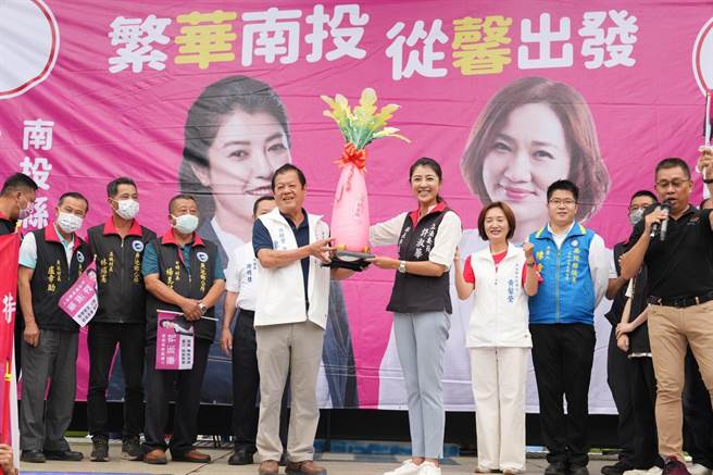 前魚池鄉長廖學輝（左），致贈好彩頭給許淑華。（許淑華服務處提供／廖志晃南投傳真）