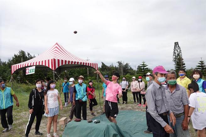 民眾開心體驗手榴彈投擲。（李京昇攝）