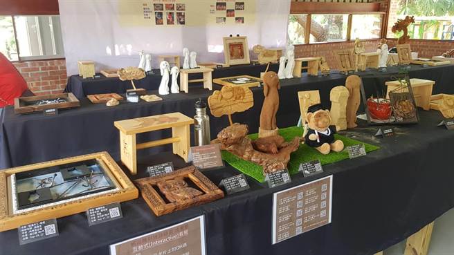 現場也展示木雕、木工作品。（李京昇攝）