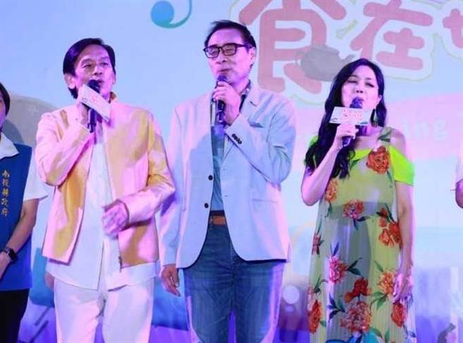 于台烟（右起）、王瑞瑜、殷正洋昨（8日）晚间参加｢Heartwarming 2022南投演唱会」。（中视提供）