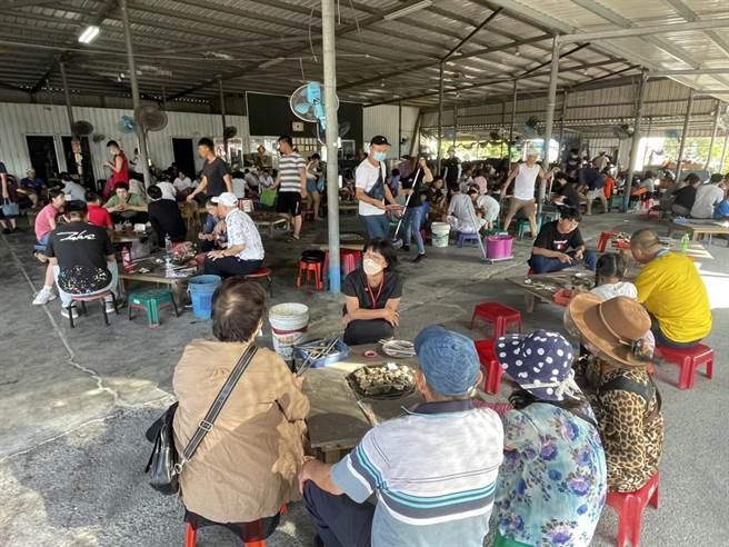 不少民眾携家带眷到七股体验烤蚵行程。（李俊淇摄）