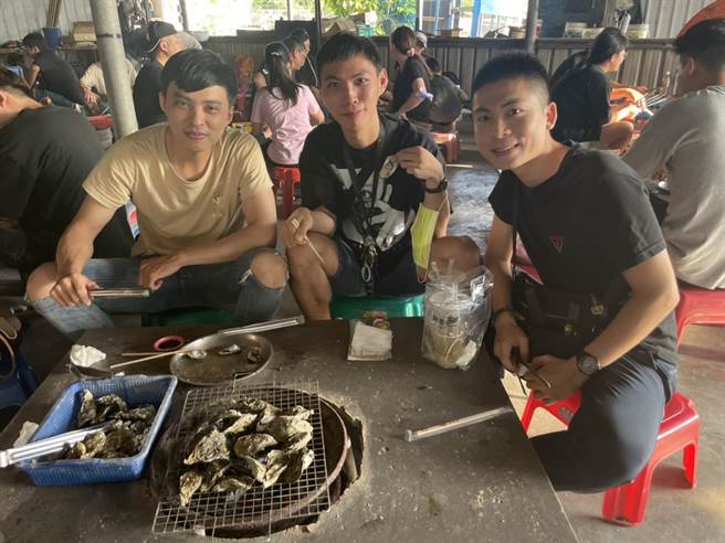 林姓游客（右）表示，人潮比想像中的多，不过真得很划算，下次一定还会再来。（李俊淇摄）