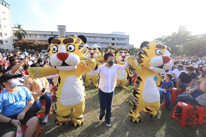 纸风车剧团9日在太平国小操场演出经典戏码「武松爱老虎」陪伴台中市民一起共度双十欢乐时光，市长妈妈也到场和大小朋友一起同欢。（冯惠宜摄）