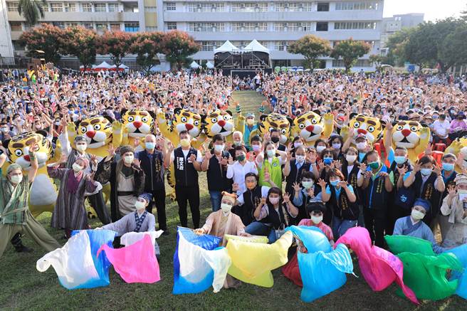 纸风车剧团9日在太平国小操场演出经典戏码「武松爱老虎」陪伴台中市民一起共度双十欢乐时光，市长妈妈也到场和大小朋友一起同欢。（冯惠宜摄）