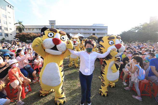 纸风车剧团9日在太平国小操场演出经典戏码「武松爱老虎」陪伴台中市民一起共度双十欢乐时光，市长妈妈也到场和大小朋友一起同欢。（冯惠宜摄）