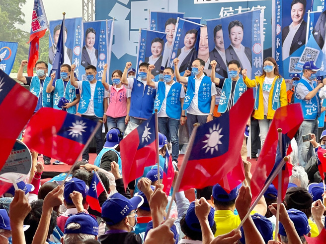 侯友宜更在臉書上秀出「國旗海」的照片，直言「不論過去、現在或未來，為了新北的發展，和人民站在同一陣線，並肩作戰，竭盡所能為這片土地打拚」。（取自侯友宜臉書）