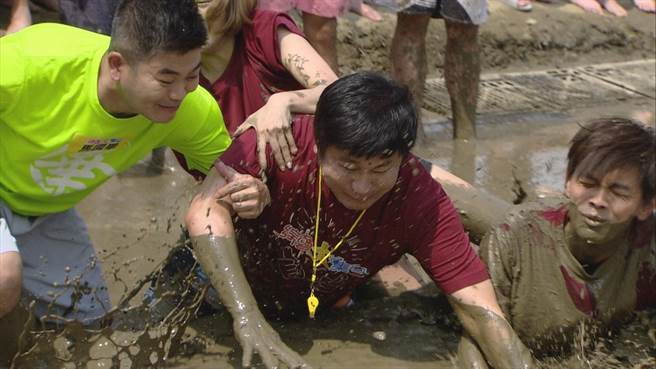 胡瓜（中）录 《综艺大集合》搞得一身泥巴。（民视提供）