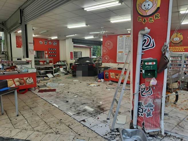 赖男驾车先失速撞分隔岛又再衝进早餐店。（民眾提供／冯惠宜台中传真）