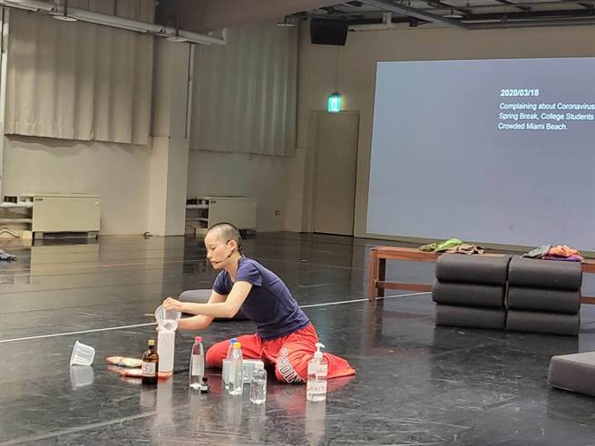 酒精、口罩、衛生紙散落一地，家中客廳成為運動場，美國比爾提瓊斯舞團前舞者劉奕伶，將疫情間在紐約閉關生活的情境轉化成創作，編創獨舞作品《Normal Life》，9日出發赴新加坡濱海藝術中心首演。（李欣恬攝）