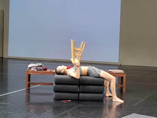 《Normal Life》將隔離期間的日常生活搬上舞台，呈現疫情的限縮，舞者內心因工作停擺，仍必須鍛鍊身體的膠著感，兩者形成對比。（李欣恬攝）