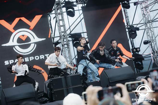 天王星團員今賣力演出，小孩（中）獨唱時台下尖叫聲不斷。（太空港音樂藝術音樂節提供）