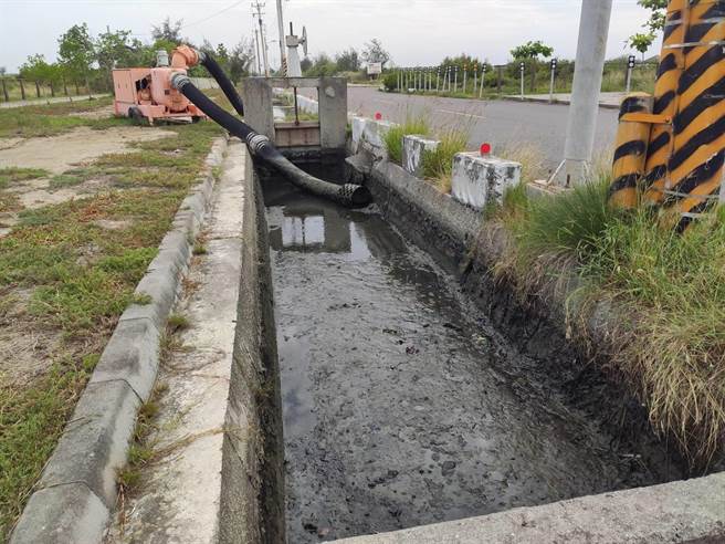 水利局先行增设移动式抽水机加强抽排。（台南水利局提供／李俊淇台南传真）
