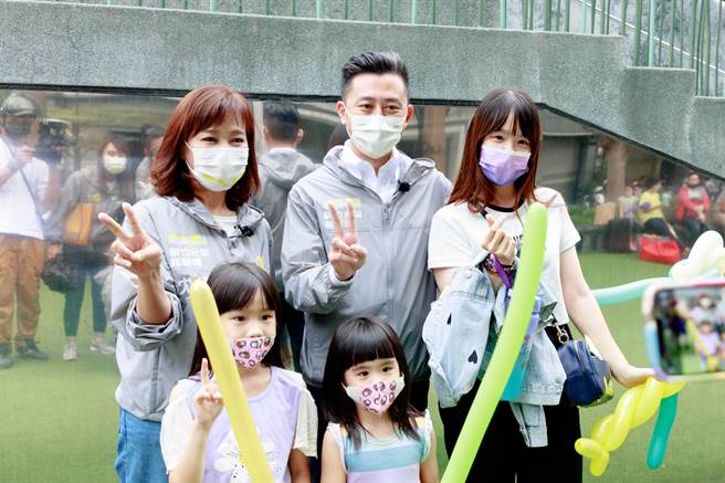 民进党新竹市长参选人沈慧虹9日与前新竹市长林智坚合体直播，两人一路从YoubBike、隆恩圳等建设政绩，聊到近期选举的心路歷程。（沈慧虹团队提供／王惠慧新竹传真）