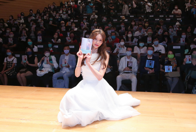 林志玲拿着新书与书迷们一起合照。（陈俊吉摄）