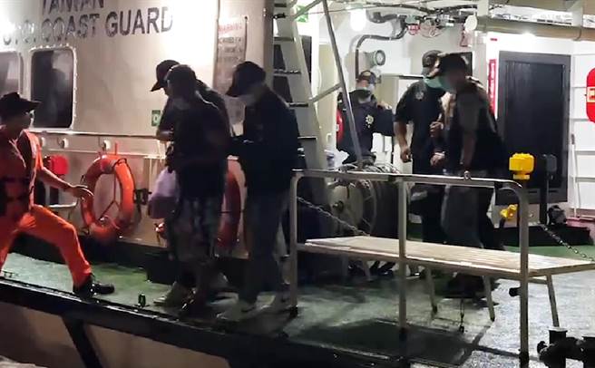 兰屿打群架的6名嫌犯，今天傍晚押解回台东富冈港。（翻摄画面）