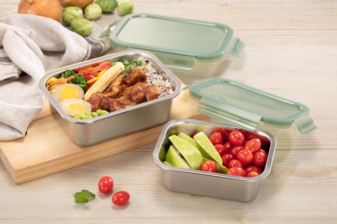 愛買量販 X 美國康寧推出可微波不鏽鋼保鮮盒2件組，換購價不到500元。（愛買提供）