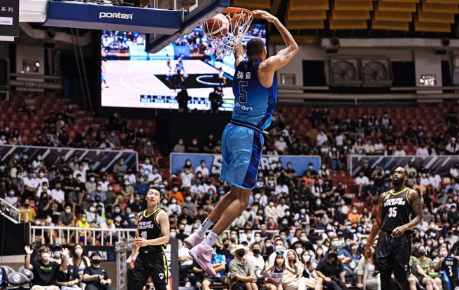 勇士洋将强森上演背后扣篮美技。(台北富邦勇士提供)