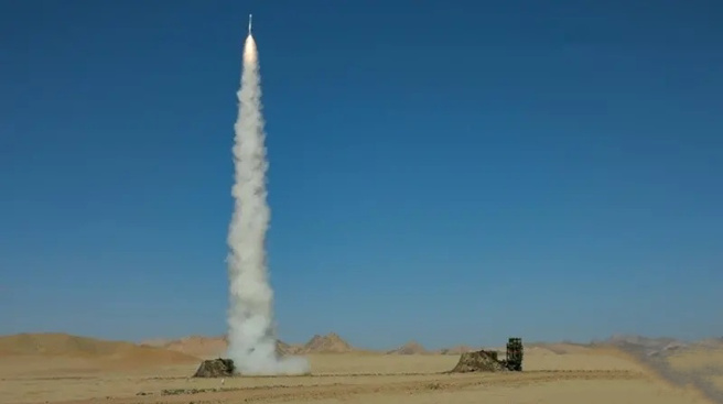 今年共军曾数次测试陆基中段反导拦截技术，当时虽发布过消息，但因相关画面过于机密而一直未予公开，直近日其测试画面才首度公曝光。（图／解放军新闻传播中心微博）