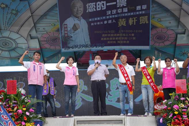 王育敏、翁重鈞以行動力挺無黨籍黃軒凱，同為無黨籍的義竹鄉長參選人黃政傑也同台喊凍選。（王育敏競選團隊提供∕呂妍庭嘉義傳真）