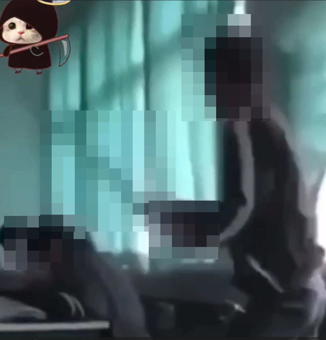 某职校有男同学因不满被踩到脚，竟一时气愤拿拖把棍猛殴一名男同学，造成对方多处皮肉撕裂伤。（吕妍庭翻摄）
