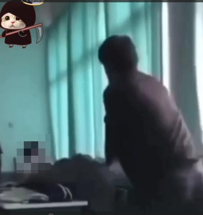 某职校有男同学因不满被踩到脚，竟一时气愤拿拖把棍猛殴一名男同学，造成对方多处皮肉撕裂伤。（吕妍庭翻摄）
