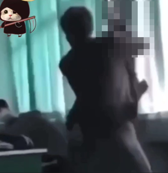 某职校有男同学因不满被踩到脚，竟一时气愤拿拖把棍猛殴一名男同学，造成对方多处皮肉撕裂伤。（吕妍庭翻摄）