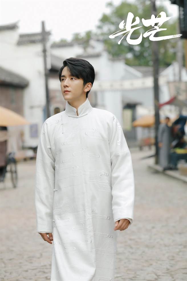 张新成穿起民初服饰依旧帅气。（LiTV、张新成工作室提供）