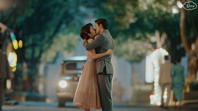 张新成剧中情不自禁吻了蔡文静。（LiTV、张新成工作室提供）