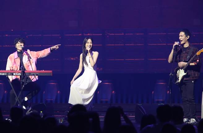宇宙人今邀千千同台合唱。（陈俊吉摄）