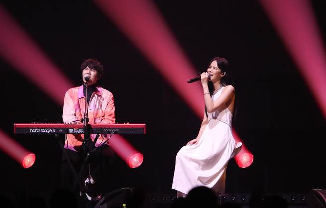 宇宙人今邀千千同台合唱。（陈俊吉摄）