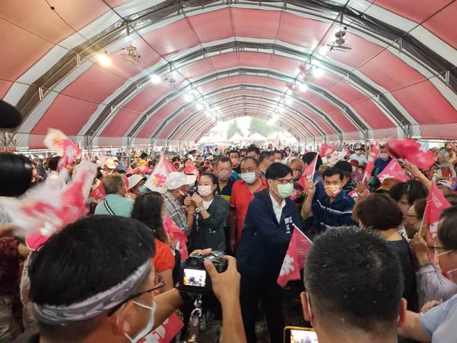 年底九合一選戰倒數，高雄市長陳其邁今天一整天展開東高雄後援會成立的競選行程，傍晚旗山大雨滂沱，現場仍湧進大量支持民眾，陳其邁說，大家未離開，讓他非常感動。(記者林雅惠攝)