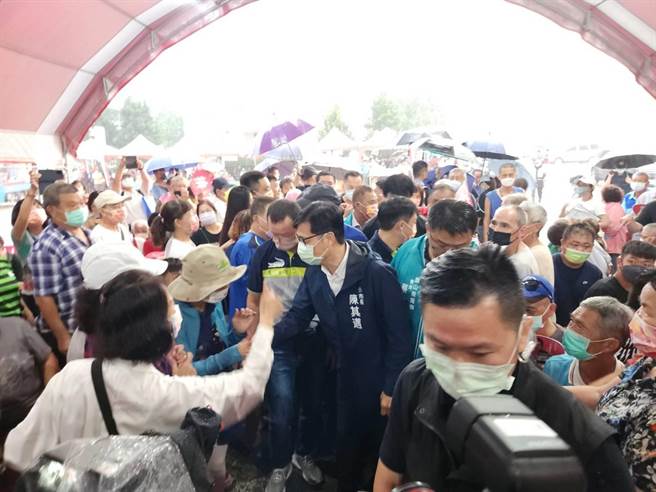 年底九合一選戰倒數，高雄市長陳其邁今天一整天展開東高雄後援會成立的競選行程，傍晚旗山大雨滂沱，現場仍湧進大量支持民眾，陳其邁說，大家未離開，讓他非常感動。(記者林雅惠攝)