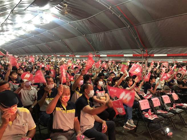 年底九合一選戰倒數，高雄市長陳其邁今天一整天展開東高雄後援會成立的競選行程，傍晚旗山大雨滂沱，現場仍湧進大量支持民眾，陳其邁說，大家未離開，讓他非常感動。(記者林雅惠攝)