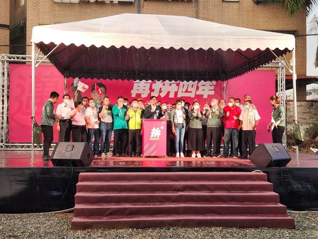 年底九合一選戰倒數，高雄市長陳其邁今天一整天展開東高雄後援會成立的競選行程，傍晚旗山大雨滂沱，現場仍湧進大量支持民眾，陳其邁說，大家未離開，讓他非常感動。(記者林雅惠攝)